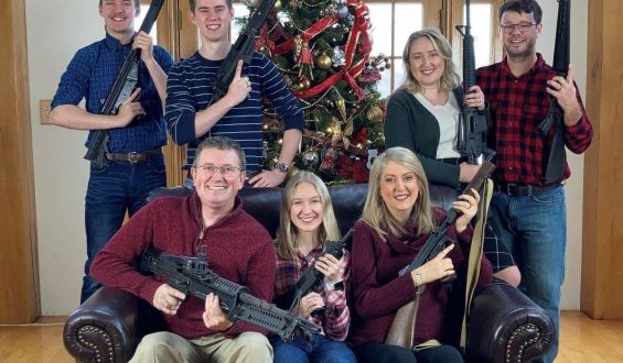 Amerika’lı Politikacı Sosyal Medya’da Noel Baba’dan Şarjör İstedi
